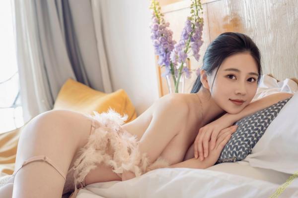 年年Nnian 年年  年年Nnian-维多利亚的秘密：极致诱惑粉色羽毛内衣私房写真，唯美海景酒店氛围感大片第23张图片