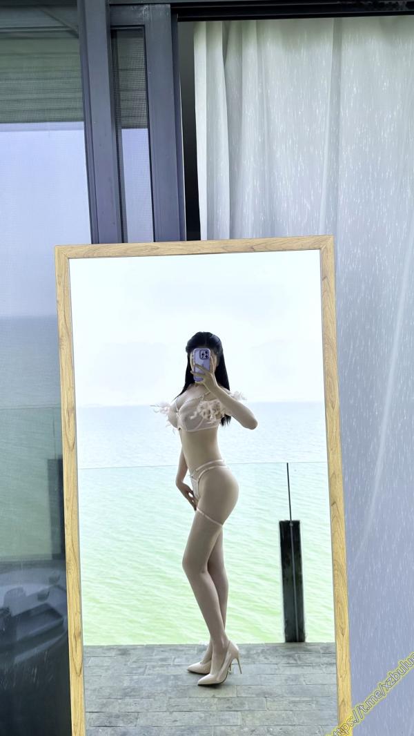 年年Nnian 年年  年年Nnian-维多利亚的秘密：极致诱惑粉色羽毛内衣私房写真，唯美海景酒店氛围感大片第53张图片