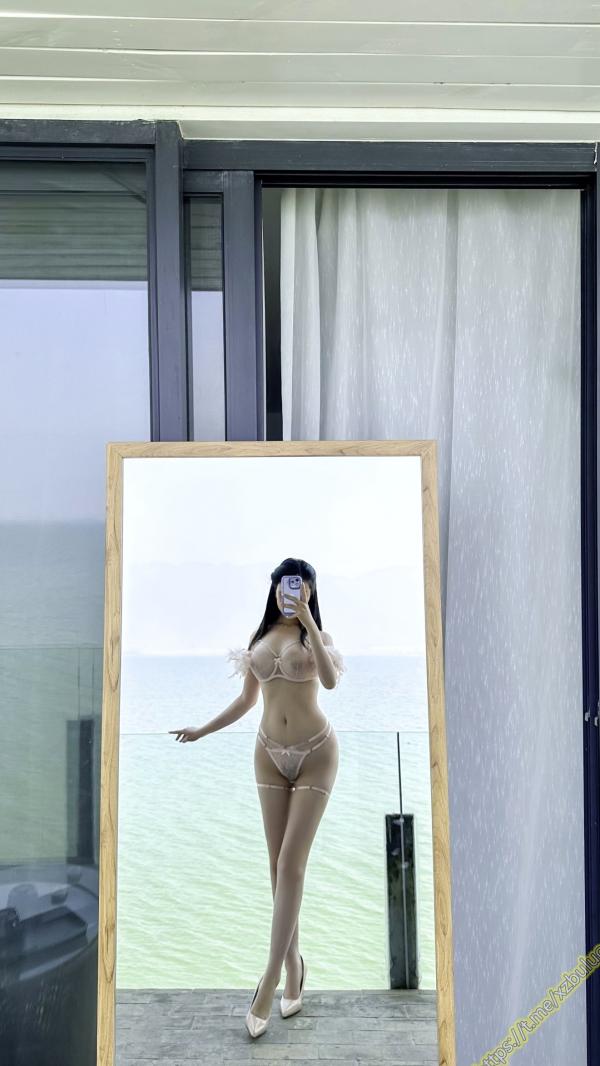 年年Nnian 年年  年年Nnian-维多利亚的秘密：极致诱惑粉色羽毛内衣私房写真，唯美海景酒店氛围感大片第56张图片