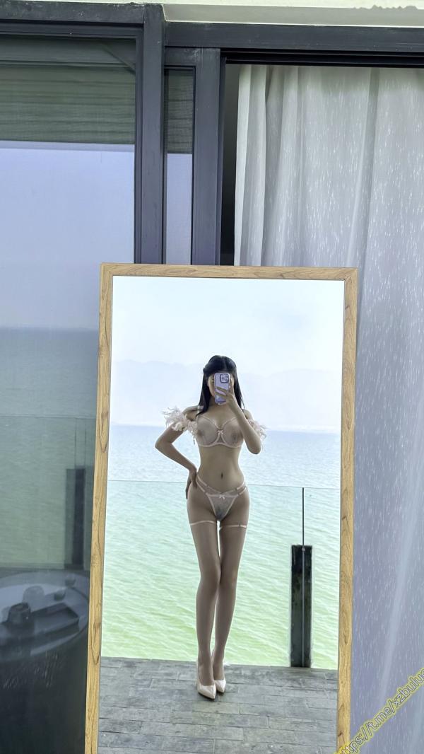 年年Nnian 年年  年年Nnian-维多利亚的秘密：极致诱惑粉色羽毛内衣私房写真，唯美海景酒店氛围感大片第59张图片