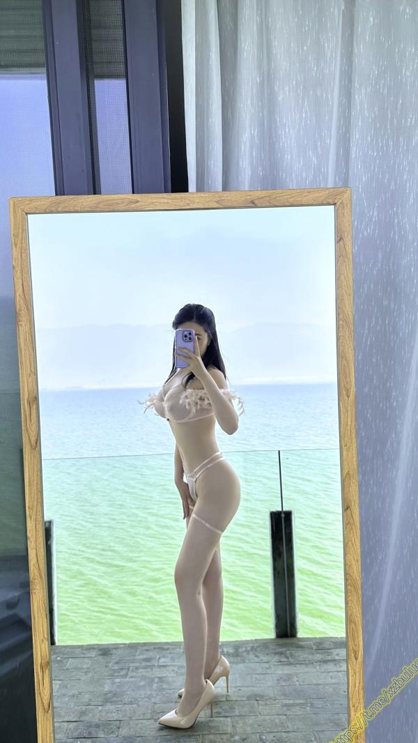 年年Nnian 年年  年年Nnian-维多利亚的秘密：极致诱惑粉色羽毛内衣私房写真，唯美海景酒店氛围感大片第60张图片