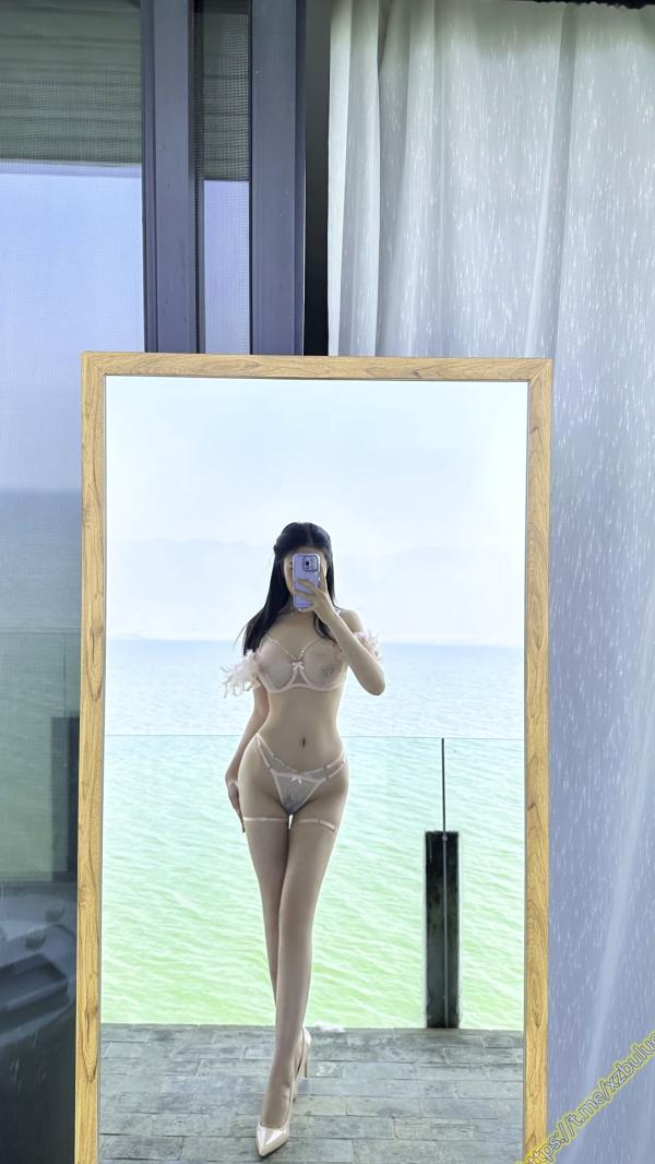 年年Nnian 年年  年年Nnian-维多利亚的秘密：极致诱惑粉色羽毛内衣私房写真，唯美海景酒店氛围感大片第62张图片