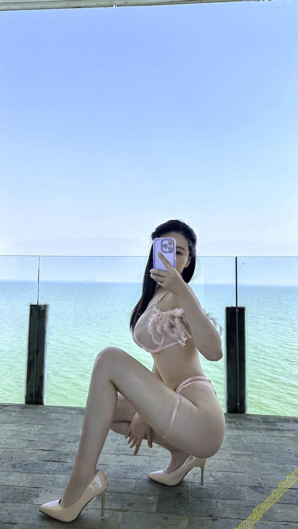 年年Nnian 年年  年年Nnian-维多利亚的秘密：极致诱惑粉色羽毛内衣私房写真，唯美海景酒店氛围感大片第64张图片