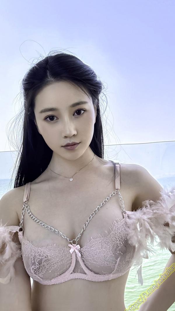 年年Nnian 年年  年年Nnian-维多利亚的秘密：极致诱惑粉色羽毛内衣私房写真，唯美海景酒店氛围感大片第66张图片