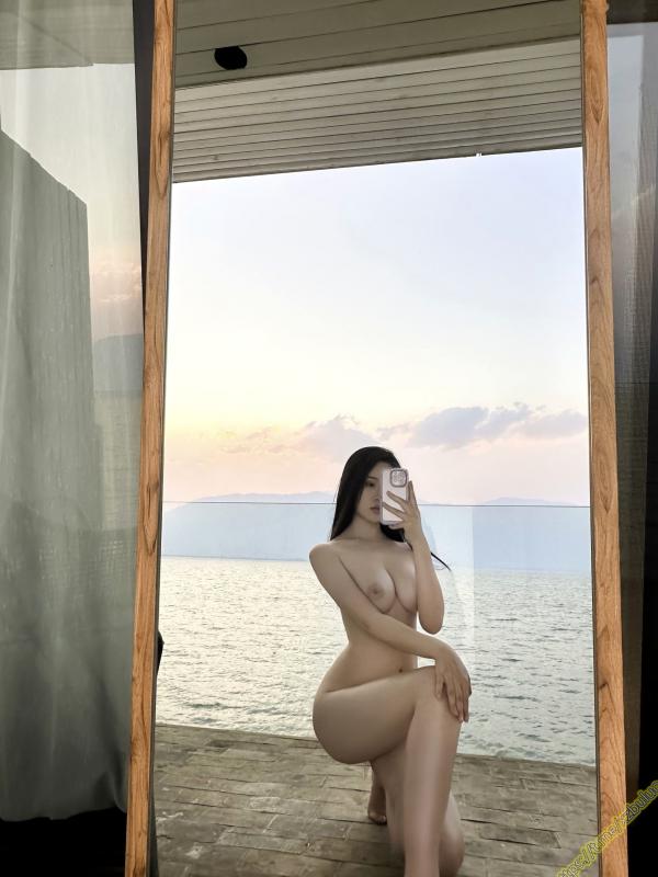 年年Nnian 年年  年年Nnian-维多利亚的秘密：极致诱惑粉色羽毛内衣私房写真，唯美海景酒店氛围感大片第79张图片