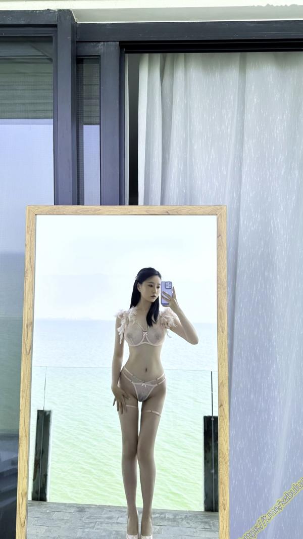 年年Nnian 年年  年年Nnian-维多利亚的秘密：极致诱惑粉色羽毛内衣私房写真，唯美海景酒店氛围感大片第94张图片
