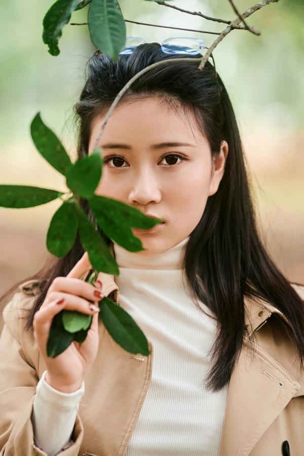 年年Nnian 年年  年年Nnian-户外枫洄：自然森林中的极致诱惑，风衣写真诠释性感尤物私房大尺度美图第14张图片