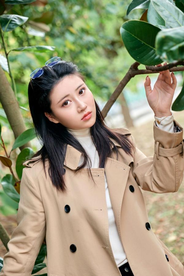 年年Nnian 年年  年年Nnian-户外枫洄：自然森林中的极致诱惑，风衣写真诠释性感尤物私房大尺度美图第16张图片