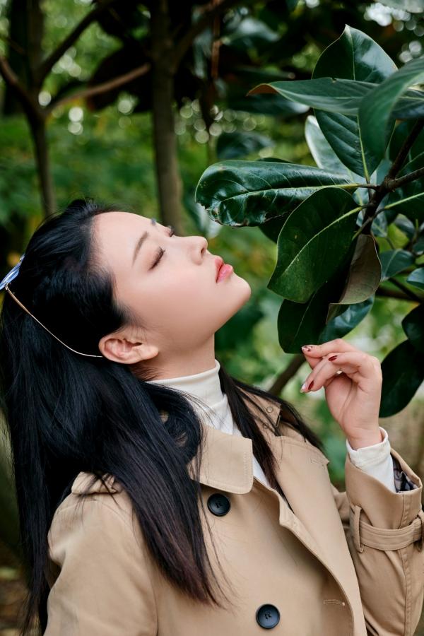 年年Nnian 年年  年年Nnian-户外枫洄：自然森林中的极致诱惑，风衣写真诠释性感尤物私房大尺度美图第17张图片