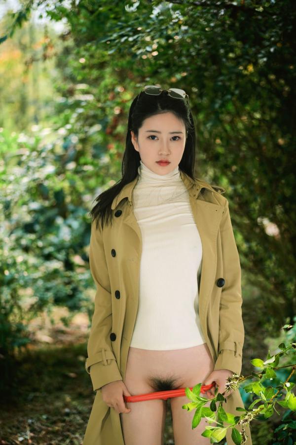 年年Nnian 年年  年年Nnian-户外枫洄：自然森林中的极致诱惑，风衣写真诠释性感尤物私房大尺度美图第20张图片