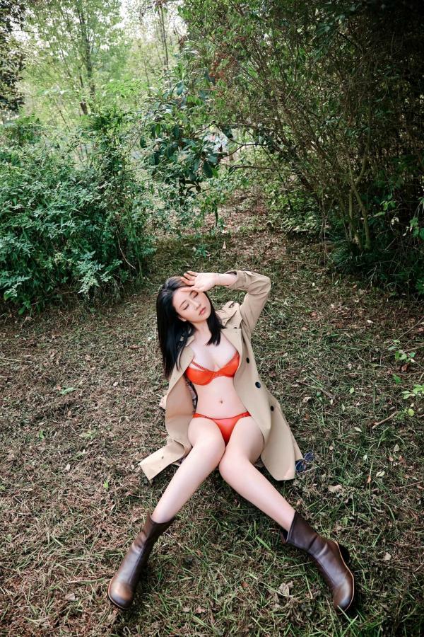 年年Nnian 年年  年年Nnian-户外枫洄：自然森林中的极致诱惑，风衣写真诠释性感尤物私房大尺度美图第22张图片