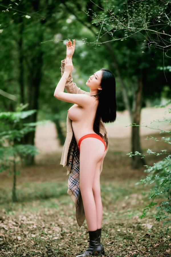 年年Nnian 年年  年年Nnian-户外枫洄：自然森林中的极致诱惑，风衣写真诠释性感尤物私房大尺度美图第37张图片