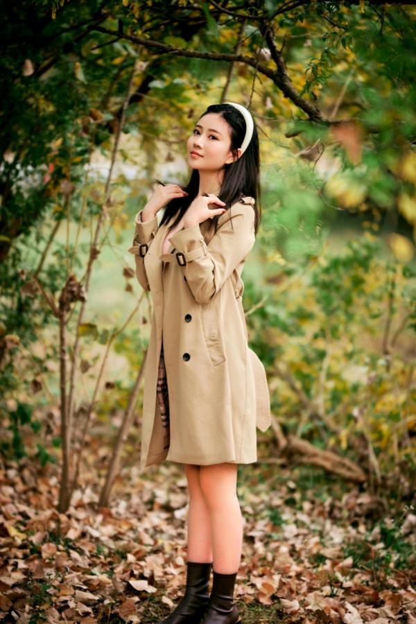 年年Nnian 年年  年年Nnian-户外枫洄：自然森林中的极致诱惑，风衣写真诠释性感尤物私房大尺度美图第43张图片