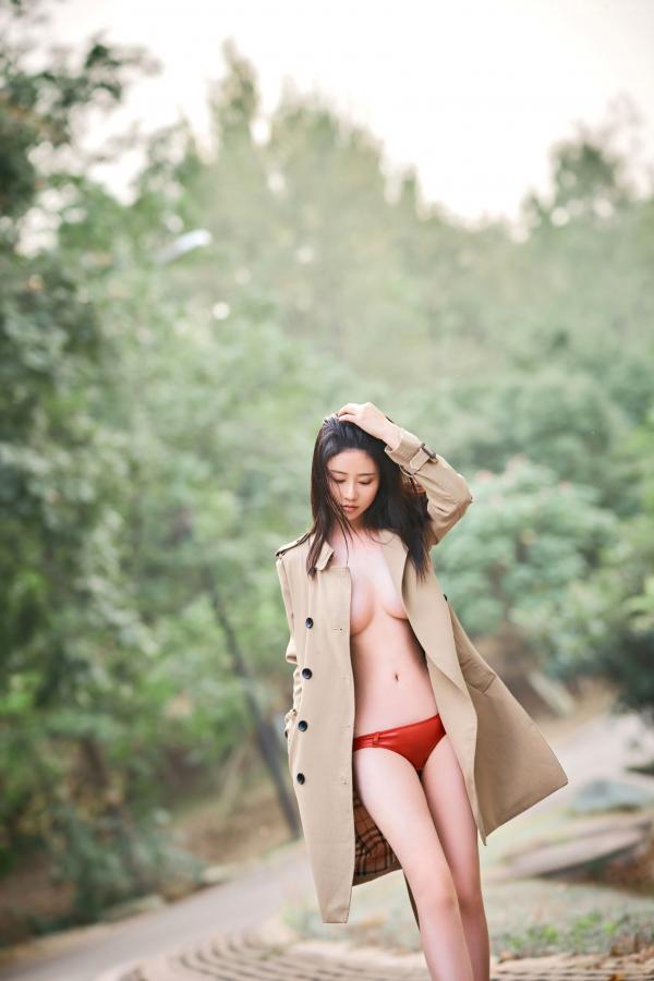 年年Nnian 年年  年年Nnian-户外枫洄：自然森林中的极致诱惑，风衣写真诠释性感尤物私房大尺度美图第53张图片