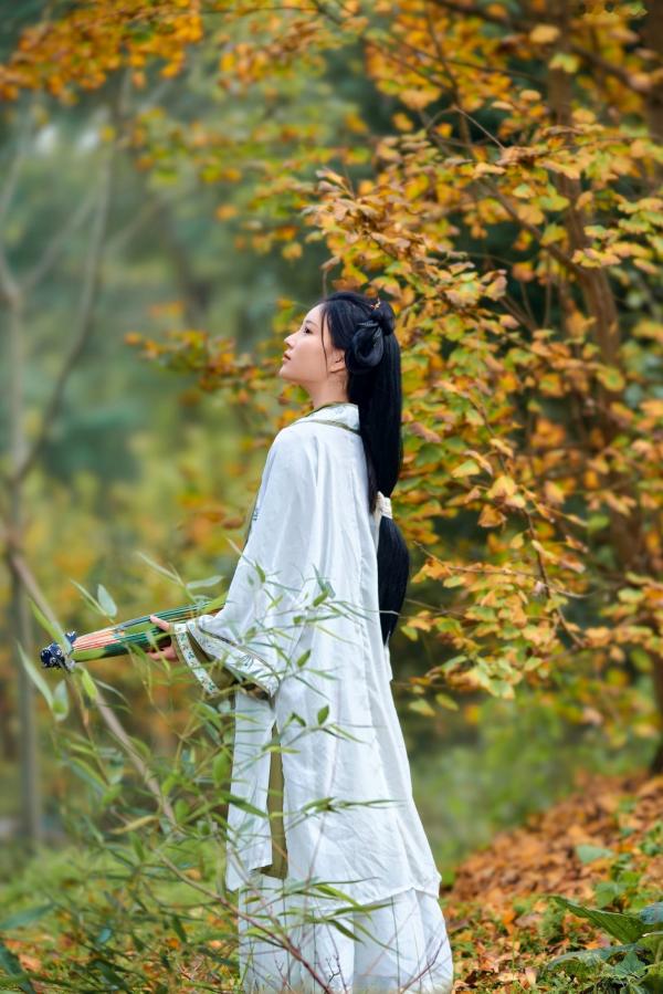 年年Nnian 年年  年年Nnian-秋兮：古风汉服户外私房，绝美少女秋日林间大尺度唯美写真第1张图片