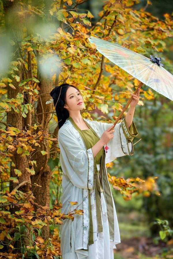 年年Nnian 年年  年年Nnian-秋兮：古风汉服户外私房，绝美少女秋日林间大尺度唯美写真第4张图片