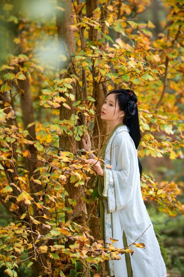 年年Nnian 年年  年年Nnian-秋兮：古风汉服户外私房，绝美少女秋日林间大尺度唯美写真第5张图片