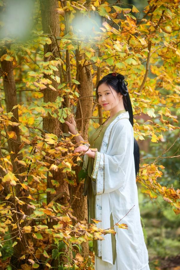 年年Nnian 年年  年年Nnian-秋兮：古风汉服户外私房，绝美少女秋日林间大尺度唯美写真第6张图片