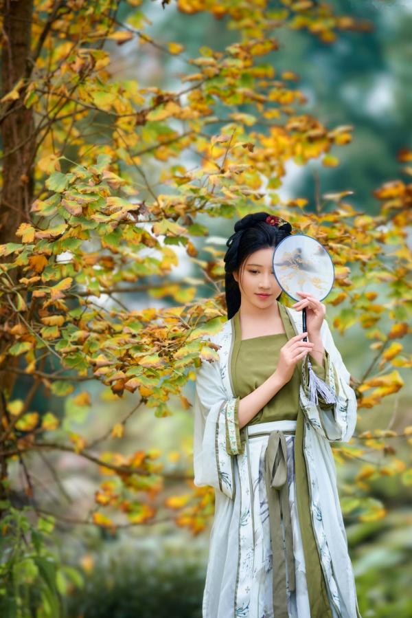 年年Nnian 年年  年年Nnian-秋兮：古风汉服户外私房，绝美少女秋日林间大尺度唯美写真第8张图片