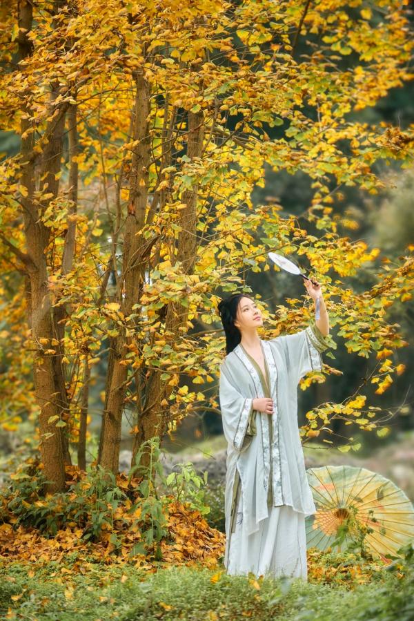 年年Nnian 年年  年年Nnian-秋兮：古风汉服户外私房，绝美少女秋日林间大尺度唯美写真第30张图片