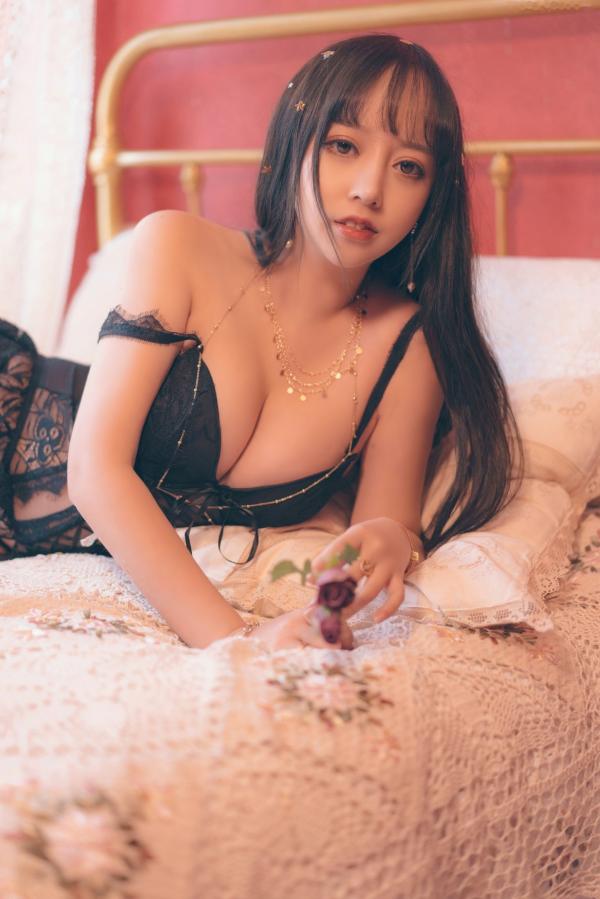 过期米线线喵   过期米线线喵-068-6点半的月亮：私房床照，黑色蕾丝内衣诱惑，展现精致性感曲线与魅惑神态第12张图片