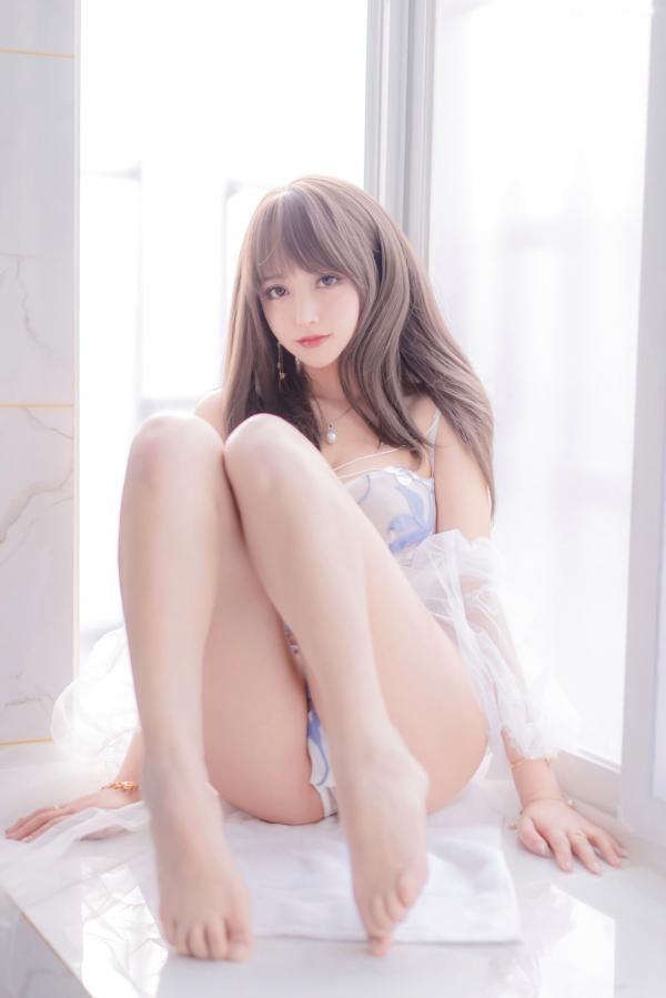 过期米线线喵   过期米线线喵-082-午后：清纯私房性感照，穿着白色蕾丝镂空连体衣散发极致诱惑气质第31张图片