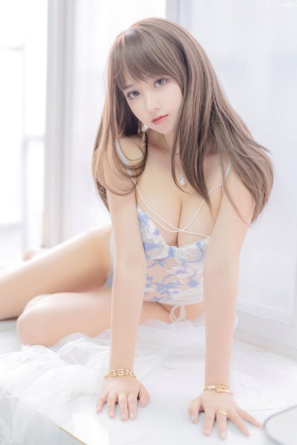 过期米线线喵   过期米线线喵-082-午后：清纯私房性感照，穿着白色蕾丝镂空连体衣散发极致诱惑气质第64张图片