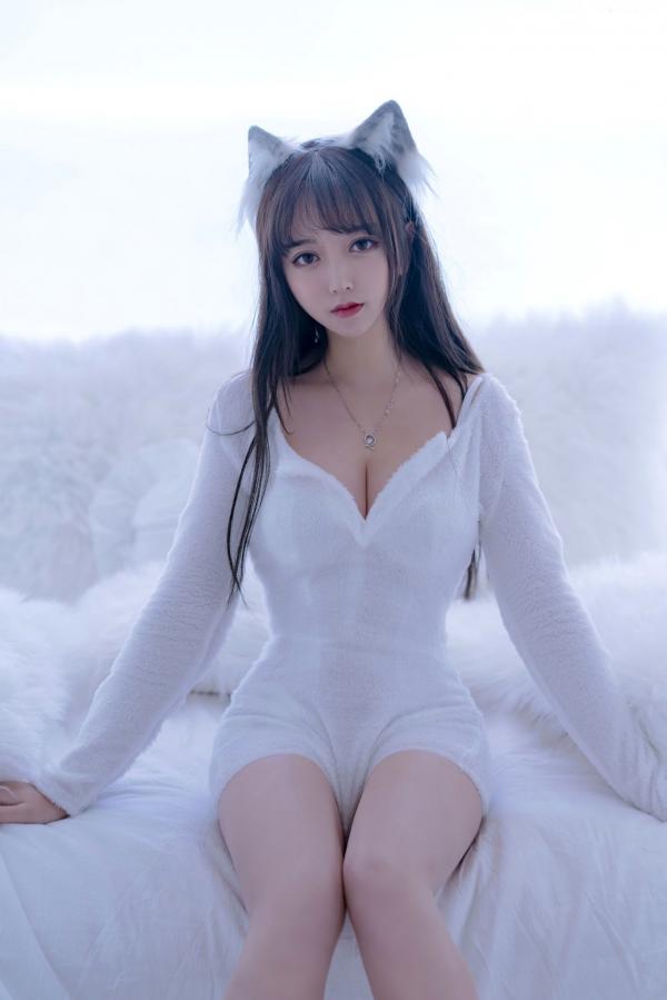 过期米线线喵   过期米线线喵-069-小白狼：白色毛绒主题私房角色扮演，纯欲诱惑写真第2张图片