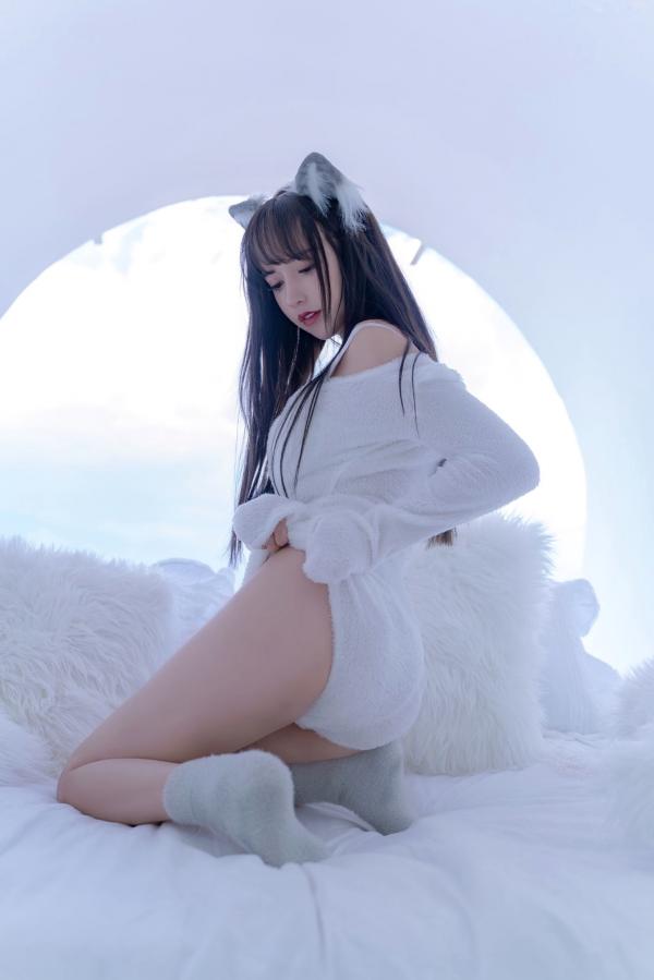 过期米线线喵   过期米线线喵-069-小白狼：白色毛绒主题私房角色扮演，纯欲诱惑写真第5张图片
