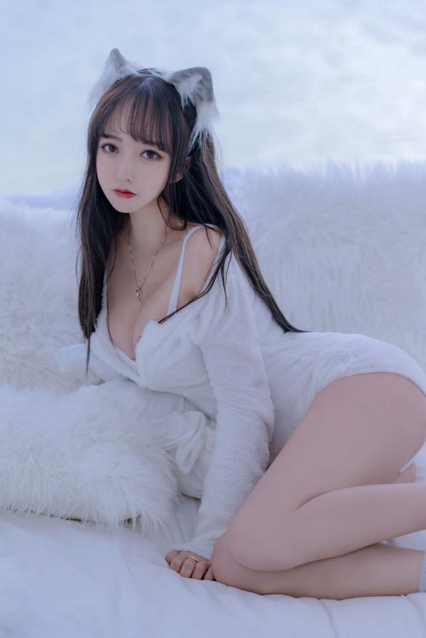 过期米线线喵   过期米线线喵-069-小白狼：白色毛绒主题私房角色扮演，纯欲诱惑写真第6张图片