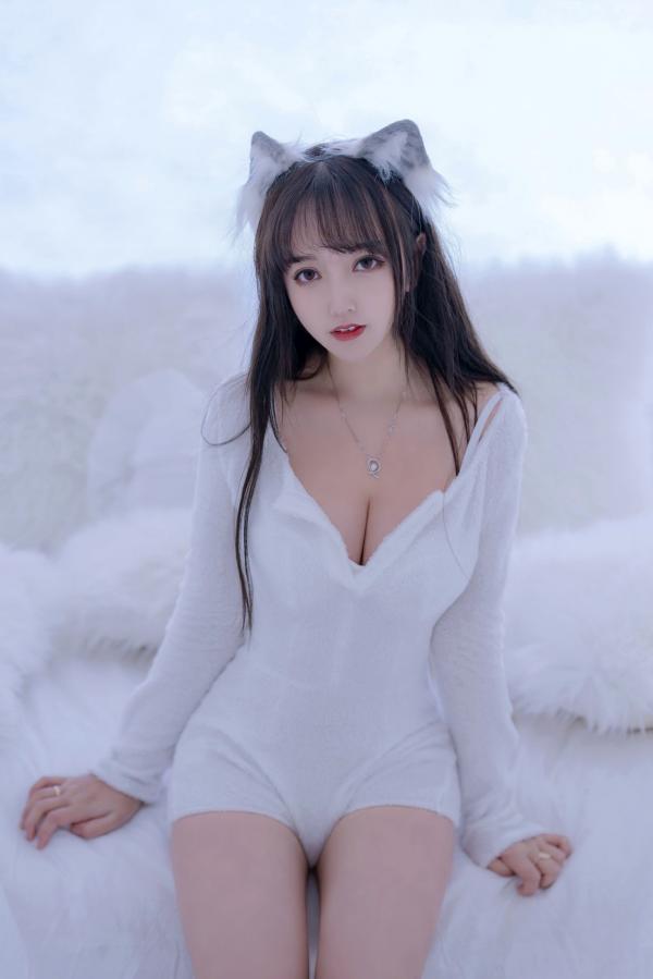 过期米线线喵   过期米线线喵-069-小白狼：白色毛绒主题私房角色扮演，纯欲诱惑写真第7张图片