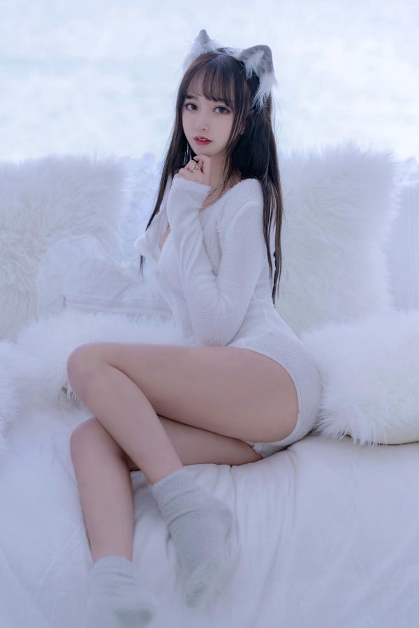过期米线线喵   过期米线线喵-069-小白狼：白色毛绒主题私房角色扮演，纯欲诱惑写真第8张图片