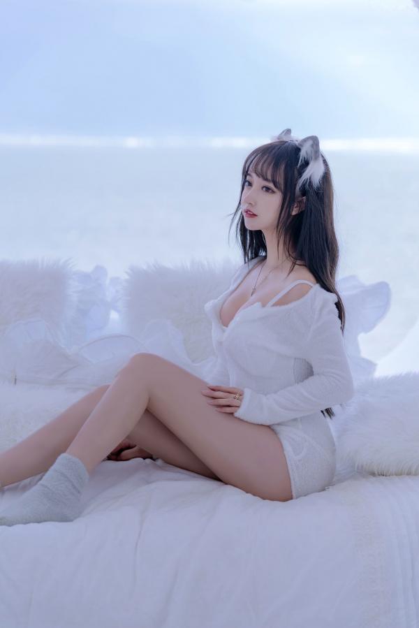 过期米线线喵   过期米线线喵-069-小白狼：白色毛绒主题私房角色扮演，纯欲诱惑写真第10张图片