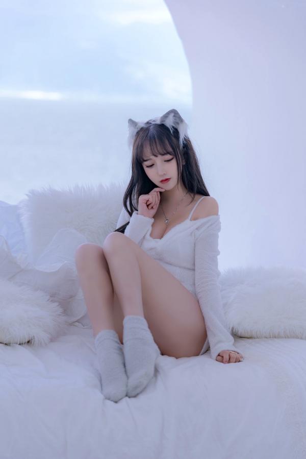 过期米线线喵   过期米线线喵-069-小白狼：白色毛绒主题私房角色扮演，纯欲诱惑写真第11张图片