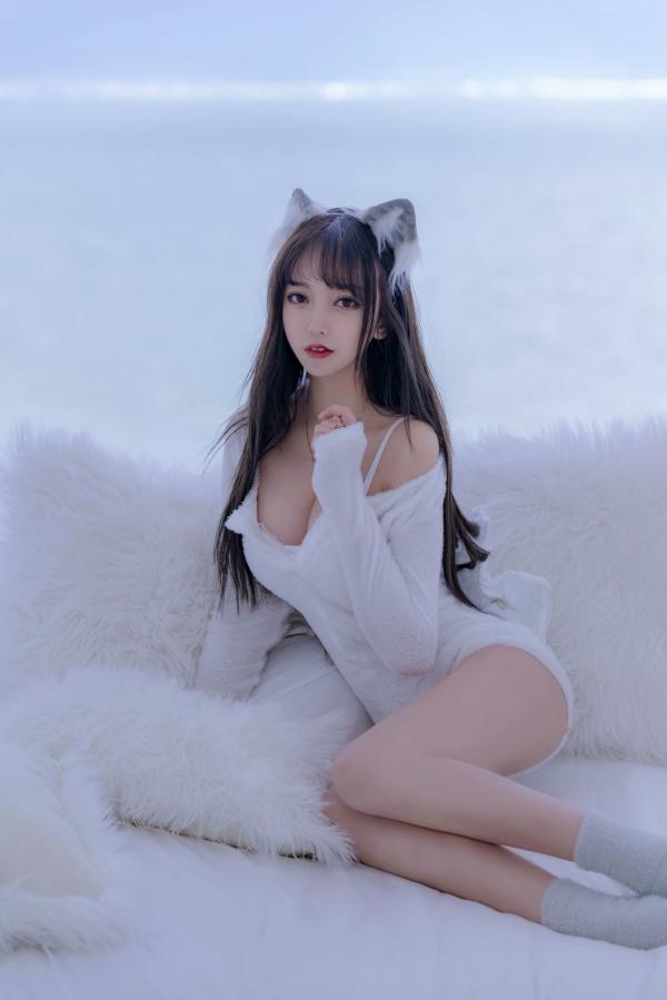 过期米线线喵   过期米线线喵-069-小白狼：白色毛绒主题私房角色扮演，纯欲诱惑写真第12张图片