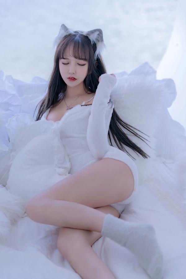 过期米线线喵   过期米线线喵-069-小白狼：白色毛绒主题私房角色扮演，纯欲诱惑写真第17张图片