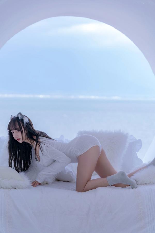 过期米线线喵   过期米线线喵-069-小白狼：白色毛绒主题私房角色扮演，纯欲诱惑写真第19张图片