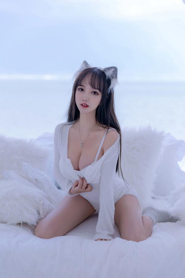 过期米线线喵   过期米线线喵-069-小白狼：白色毛绒主题私房角色扮演，纯欲诱惑写真第20张图片