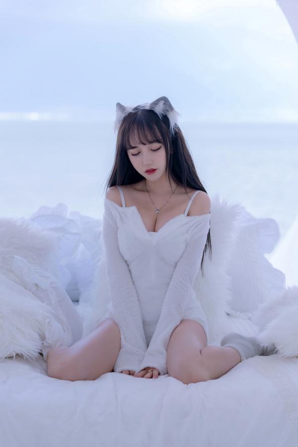 过期米线线喵   过期米线线喵-069-小白狼：白色毛绒主题私房角色扮演，纯欲诱惑写真第21张图片
