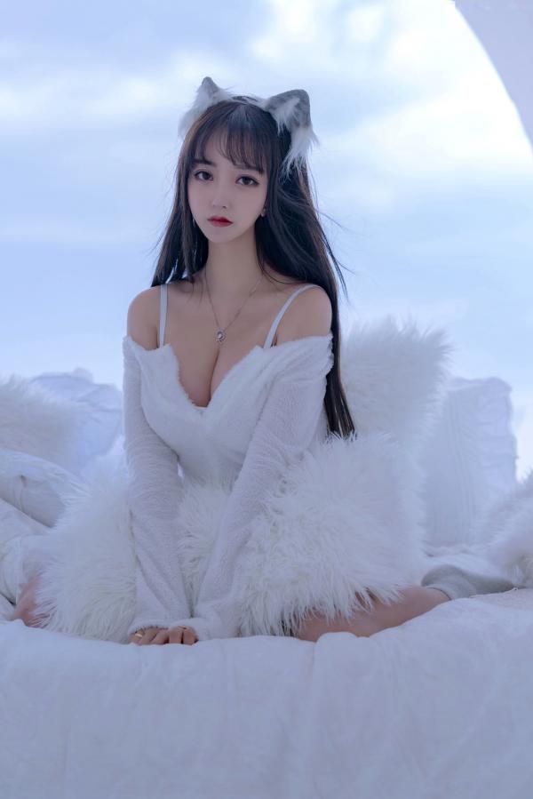 过期米线线喵   过期米线线喵-069-小白狼：白色毛绒主题私房角色扮演，纯欲诱惑写真第23张图片