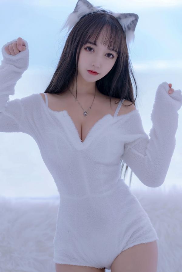 过期米线线喵   过期米线线喵-069-小白狼：白色毛绒主题私房角色扮演，纯欲诱惑写真第28张图片
