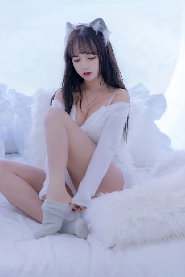 过期米线线喵   过期米线线喵-069-小白狼：白色毛绒主题私房角色扮演，纯欲诱惑写真第30张图片