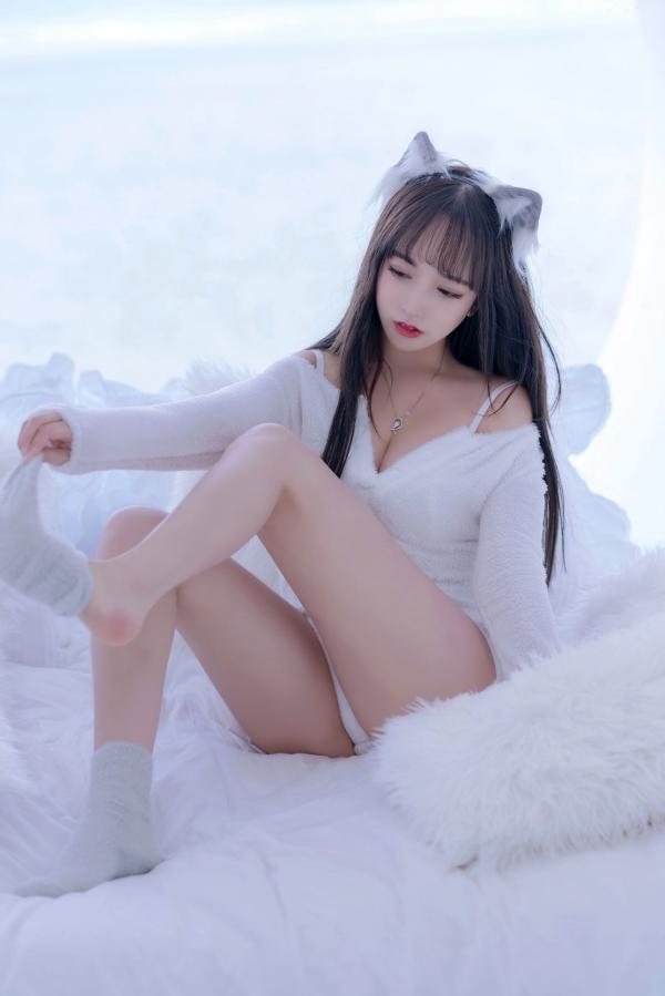 过期米线线喵   过期米线线喵-069-小白狼：白色毛绒主题私房角色扮演，纯欲诱惑写真第31张图片