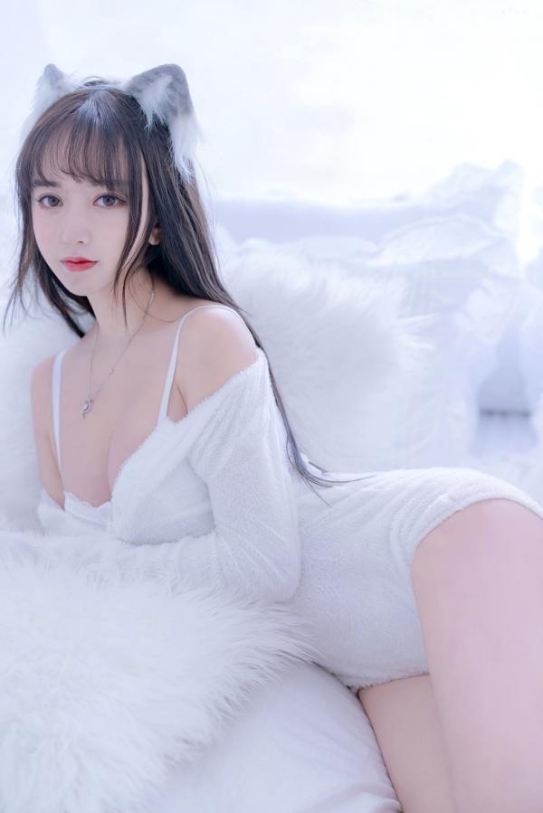 过期米线线喵   过期米线线喵-069-小白狼：白色毛绒主题私房角色扮演，纯欲诱惑写真第33张图片