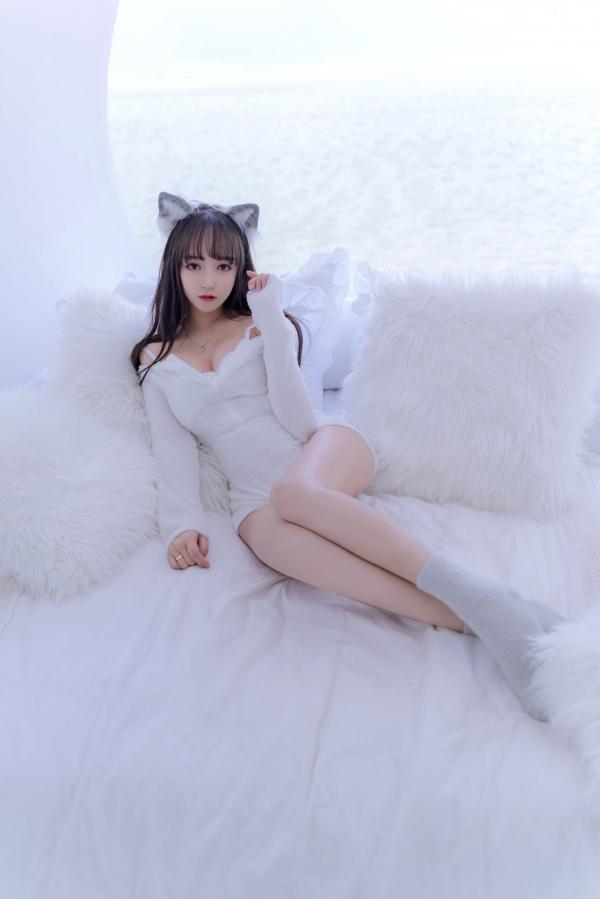 过期米线线喵   过期米线线喵-069-小白狼：白色毛绒主题私房角色扮演，纯欲诱惑写真第35张图片