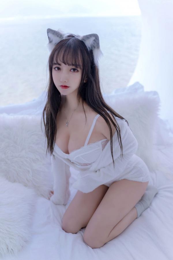 过期米线线喵   过期米线线喵-069-小白狼：白色毛绒主题私房角色扮演，纯欲诱惑写真第36张图片