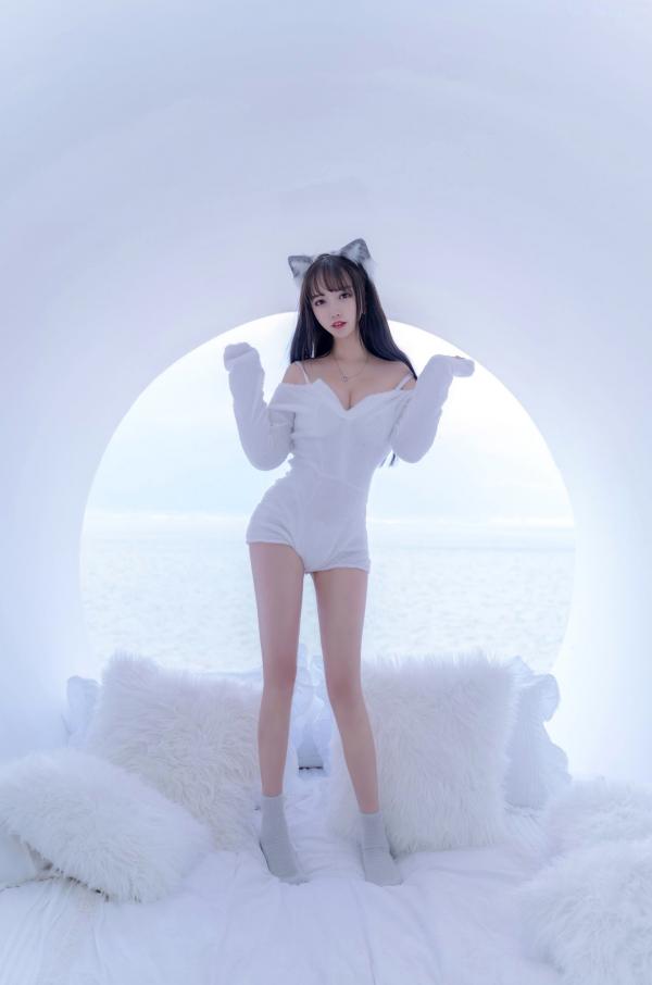 过期米线线喵   过期米线线喵-069-小白狼：白色毛绒主题私房角色扮演，纯欲诱惑写真第38张图片