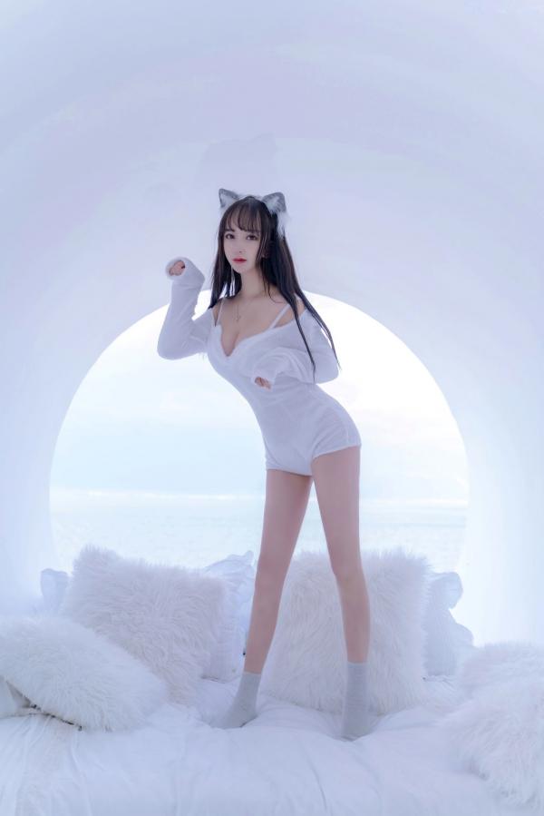 过期米线线喵   过期米线线喵-069-小白狼：白色毛绒主题私房角色扮演，纯欲诱惑写真第39张图片