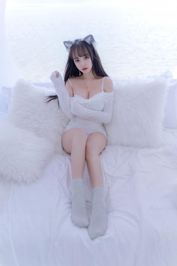 过期米线线喵   过期米线线喵-069-小白狼：白色毛绒主题私房角色扮演，纯欲诱惑写真第41张图片