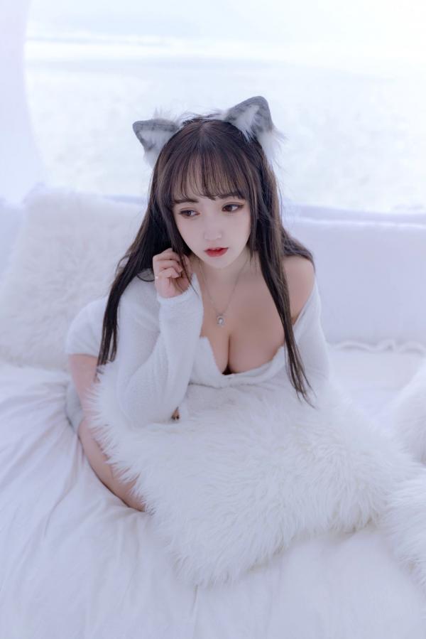 过期米线线喵   过期米线线喵-069-小白狼：白色毛绒主题私房角色扮演，纯欲诱惑写真第50张图片